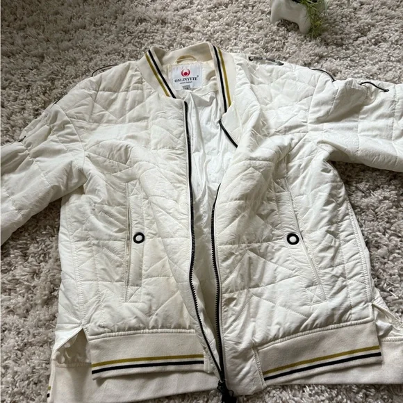 Onlinyete Cream quilted bomber jacket with gold and navy details - Picture 7 of 8